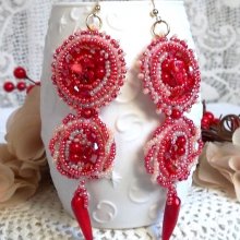 BO Coralie geborduurd met koraal halfedelstenen, Swarovski kristallen, rocailles en 14 karaat Gold Filled haken.