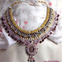Queen of the Nights bib necklace, een douche van prachtige kristallen en parels. 
