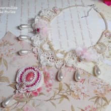 Victoriaanse geborduurde Valmont ketting met Ivory kant, parel kralen en Swarovski kristallen