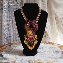 Aura ketting, een gradatie van kleur weergegeven door een zijden Shibori en een mooie fijne steen 'amber'.