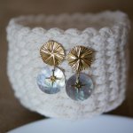 Oorbellen uit de collectie 'Les nacrées', gouden schijf met geplooid effect en windroos