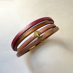 Bracelet manchette femme aux 4 cuirs roses nacrés au fermoir doré à extension