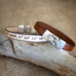 Gemengde lederen armband met gegraveerde T-sluiting in kleuren naar keuze