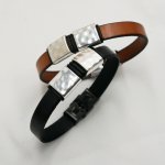 Leren herenarmband met gehamerde metalen vierkantjes om te personaliseren