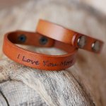 Gemengde camel gegraveerde leren riem met drukknopen