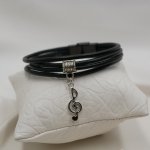 Zwart lederen manchet armband met zilveren bedelhanger naar keuze