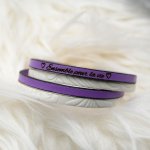 Dubbele lederen armband wit met reliëf en kleur naar keuze te personaliseren door gravure