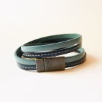 Blauwe dubbel gestikte leren band met magnetische sluiting