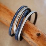 Dubbele blauwe leren riem met stiksels en een keuze uit kleuren die kunnen worden gepersonaliseerd door gravure