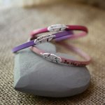 Leren meisjesarmband met veer om te personaliseren door gravure 