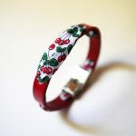 Florâme armband met lint van kersenvruchten op rood leer