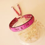 Florâme gegraveerde Flex & Chill armband met bevrijd bloemenlint op fuchsia leer