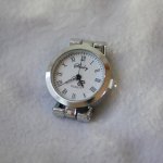 Wijzerplaat Zilver horloge met witte achtergrond Romeinse cijfers