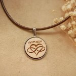 Leren halsketting met gegraveerde houten cabochon hanger om te personaliseren