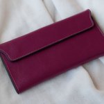 Paarse lederen portefeuille om te personaliseren
