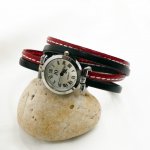 Rood horloge met dubbele leren band en stiksels 