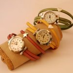 Horloge met 3-draaibare leren band en zilverkleurige wijzerplaat 