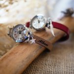 Zilveren horloge met bedel en lederen band met verstelbare sluiting