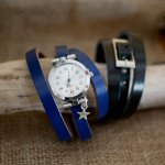 Zilveren horloge met drievoudige lederen band en bedeltje om te personaliseren