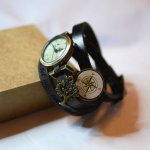 Lederen armbandhorloge met te graveren houten cabochon