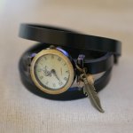 Leren armbandhorloge met veer- en parelbedels