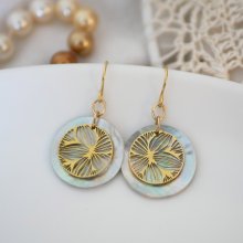 Oorbellen uit de collectie 'Les nacrées', gebloemde schijf
