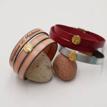 Gepersonaliseerde lederen armband versierd met een gouden levensboom 
