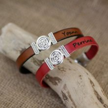Lederen armband versierd met Keltische knoop, personaliseerbaar door gravure