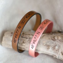 Gegraveerd cadeau voor een koppel: 2 leren armbanden gepersonaliseerd met dezelfde gravure 