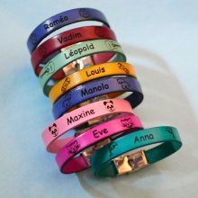 Gepersonaliseerde lederen armband voor kinderen gegraveerd met een voornaam omlijst met tekeningen naar keuze
