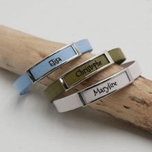 Leren band met roestvrijstalen frame gegraveerd met een voornaam of een woord 