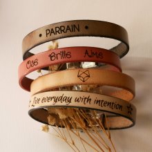Gepersonaliseerde lederen armband voor mannen of vrouwen gegraveerd met namen of boodschap