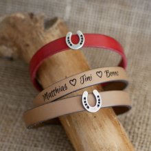 Gepersonaliseerde lederen armband versierd met een klein hoefijzer 