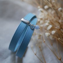 Hemelsblauwe dubbele lederen band met stiksels en hanger naar keuze
