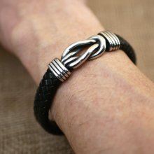 Zwarte leren armband met Keltische knoop en magnetische stalen sluiting