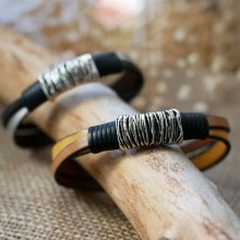 Tweekleurige armband van leer en metaal om te personaliseren