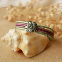 Damesarmband met pastelkleurig leer en zilveren bloemmotief