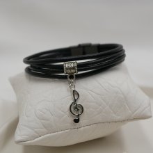 Zwart lederen manchet armband met zilveren bedelhanger naar keuze
