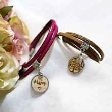 Lederen armband op maat met gegraveerde houten cabochon