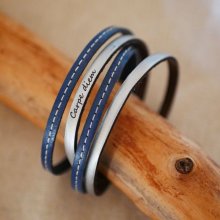 Dubbele blauwe leren riem met stiksels en een keuze uit kleuren die kunnen worden gepersonaliseerd door gravure