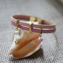 Leren duo armband met gouden kat en roze bedels 
