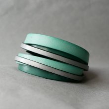 Op maat gemaakte dubbele manchet armband van groen en zilver leer  