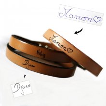 Leren band kan worden gepersonaliseerd door handschrift te graveren op een enkele, dubbele of driedubbele draai