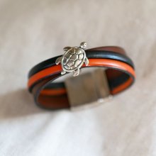 Multi lederen manchet armband met schildpad design en grote magnetische sluiting