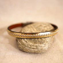 Damesarmband van roze metallic leer met gouden kralen