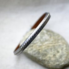Damesarmband in donkergrijs metallic leer met zilveren kralen 
