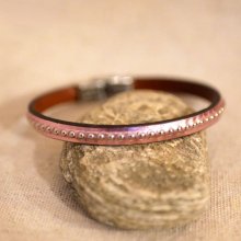 Damesarmband in roze metallic leer met zilveren kralen 