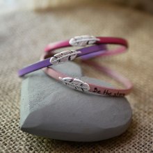 Leren meisjesarmband met veer om te personaliseren door gravure 