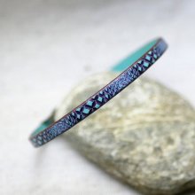 Damesarmband van fijn leer met slangenprint in blauwe tinten