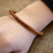 Gepersonaliseerde ronde lederen armband voor vrouwen door gravure